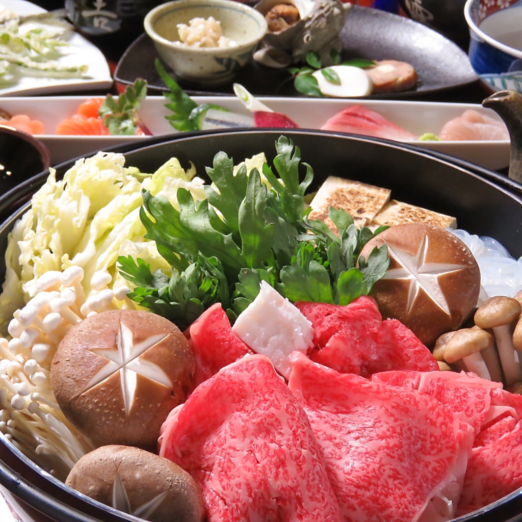 厳選した霜降りの国産牛と自慢の鮮魚のお造りが楽しめるすき焼きコース11000円(税込)是非ご賞味あれ