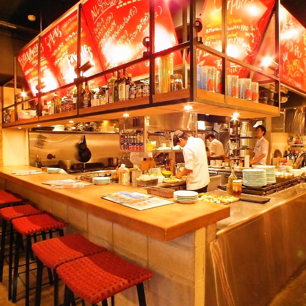 店内はカウンター席もご用意★目の前でシェフが調理しているのを見ながらお食事が愉しめます♪