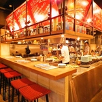 店内はカウンター席もご用意★目の前でシェフが調理しているのを見ながらお食事が愉しめます♪