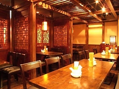 趣のある調度品に囲まれたテーブル席は、シックで落ち着いた大人の空間。程よい間仕切りと柔らかな照明が、寛ぎの時間を演出します。お仲間との食事や仕事帰りの一杯など、様々なシーンにご利用いただけます。洗練された空間で、美味しい料理と共に語らいの場をお楽しみください。