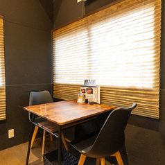 【2階】カップルやご夫婦、友人同士でのご利用にぴったり。リーズナブルな価格で本格的な鰻を、落ち着いた空間でゆったりとお楽しみください。観光の合間や記念日のお食事にもぜひどうぞ。