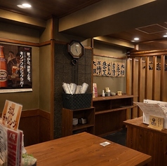 立ち飲みスタイルを活かしたカウンター席は、お隣同士の距離も近く自然と会話が生まれるような温かみが魅力です♪椅子がない分、自由な姿勢でサクッと食事を済ませられるため、観光の合間の休憩や待ち合わせ前の0次会にも◎美味しいお寿司を片手に、賑やかで活気ある店内のムードを満喫して下さい♪