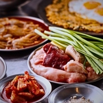 パンチャンと呼ばれるおかず、キャベツサラダやキムチや特製ダレなどをサービス！