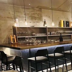 高岡駅そばの「WINELAB.」は、木の温もり溢れるカウンターが心地よいワインの実験室。厳選された世界のワインを、落ち着いた照明の下でゆっくりと堪能できます。知識豊富な店主との会話や、お酒に寄り添う一皿も魅力。一人の時間を大切にしたい夜や、上質な余白を愉しみたい大人に贈る特等席です。