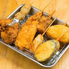【職人技の衣】串カツ盛り合わせ◆サクサクの食感が自慢