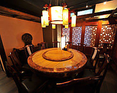 8名様から20名様までご利用いただける円卓個室席。プライベートな空間で、お客様同士が顔を見合わせながら会話を楽しむことができます。円卓ならではの一体感があり、お料理や飲み物も取り分けやすく、和やかなひとときを過ごせます。ご家族の団らんやビジネスシーンにも最適◎