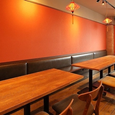 デートや親しい友人との語らいに最適な、2名様掛けのテーブル席を2卓完備しております。プライベート感を重視した配置となっており、お二人だけの特別な時間を演出します。こだわりのシビ辛料理をシェアしながら、お好みの一杯と共にゆっくりと夜のひと時をお楽しみいただけます☆