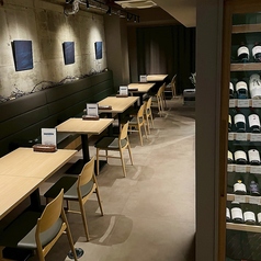 高岡駅近くの「WINELAB.」は、木の温もりに包まれたモダンで落ち着く空間。カウンターの賑わいから少し離れたテーブル席は、大切な人との対話や自分へのご褒美に最適です。厳選されたワインを片手に、彩り豊かな一皿をゆっくりと味わう贅沢な時間。大人の隠れ家のような静寂の中で、上質な夜を心ゆくまでお愉しみください。