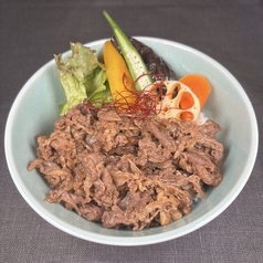 自家製タレで味付けた香ばしい牛焼肉と季節野菜の焼肉丼