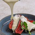 鉄板とろとろち～ずを間近で堪能 こだわりチーズを熱々鉄板で溶かし目の前で豪快にかけます♪