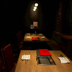 ほんのり灯る明かりが心地よい、お洒落で落ち着いた店内。4名様用のテーブル席が充実しており、周りを気にせず会話を楽しみたい女子会や気の置けない友人との飲みにぴったり。居心地の良さに会話も弾みます。