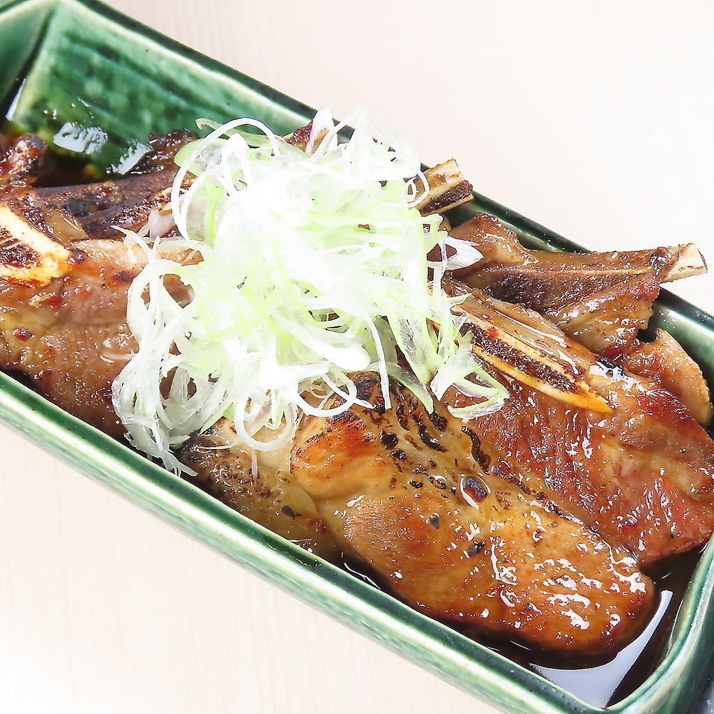 香心ポークの骨付きカルビは、肉の甘みと旨みをダイレクトに味わえる贅沢な一皿。噛む程に旨さ広がる