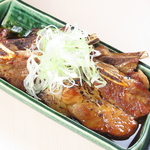 香心ポークの骨付きカルビは、肉の甘みと旨みをダイレクトに味わえる贅沢な一皿。噛む程に旨さ広がる