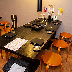 適度な仕切りがありプライベート感が保たれたテーブル席。周りを気にせずワイワイ会話を楽しめるため、職場のご同僚との飲み会やご家族での団らん、少人数の宴会に最適です。極上の熟成黒毛和牛を囲んで楽しいひとときをお過ごしいただけます。