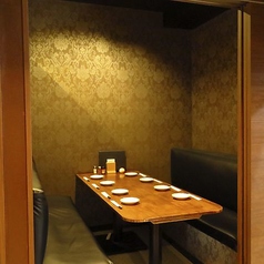 合コンや女子会に最適な少人数個室をご用意しています。最大8名様までご利用可能で、プライベートな空間で楽しい時間をお過ごしいただけます。