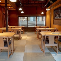 【貸切・40名様まで】店内2階のお席を貸し切ることで、40名様前後のお集まりに対応可能です。高座椅子のお席なので、ゆったり足を伸ばしてお食事をお楽しみいただけます。会社のご宴会や、お祝いなどのご利用にもぴったりの開放的な空間ですので、ぜひお気軽にお問い合わせください。