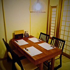～4名様までご利用可能なテーブル席。(連結可能)モダンでゆとりのある和空間が広がり、落ち着いた雰囲気の中でお食事を味わうことができます。【プライベート宴会、女子会、デートでのご利用に◎】