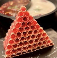 最初の一皿目は当店名物、ラム肉のピラミッド盛りで！