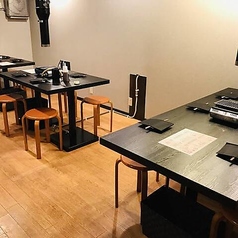清潔感あふれる明るいフローリングのテーブル席。普段使いのディナーはもちろん、女子会や気置けないご友人との会食、ビジネスのカジュアルなご夕食にもおすすめです。自慢の熟成肉と厳選ドリンクを心ゆくまでお楽しみいただけます。