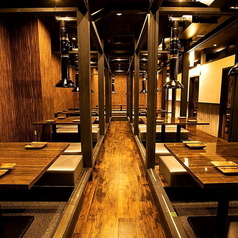 【掘りごたつ フロア貸切45名様まで】和モダンの広々空間を最大32名様までフロア貸切可能。掘りごたつ席となっておりますので、足を伸ばしてゆっくりお過ごしいただけます。落ち着いた雰囲気の中での宴会をお楽しみください♪