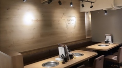 テーブル席で、みんなでワイワイ焼肉をどうぞ♪