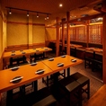 【全席完全個室居酒屋】団体様のご利用にも最適です。洗練された空間は、優しく灯る間接照明が印象的な個室席です。個室席のご予約はお早めに！ゆったり2時間飲み放題コースと寛ぎの個室席で時間を忘れてお食事をご堪能いただけます◎(秋葉原/牛タン/居酒屋/食べ放題/飲み放題/完全個室/焼き鳥/海鮮)