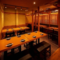 【全席完全個室居酒屋】団体様のご利用にも最適です。洗練された空間は、優しく灯る間接照明が印象的な個室席です。個室席のご予約はお早めに！ゆったり2時間飲み放題コースと寛ぎの個室席で時間を忘れてお食事をご堪能いただけます◎(秋葉原/牛タン/居酒屋/食べ放題/飲み放題/完全個室/焼き鳥/海鮮)