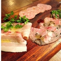 料理メニュー写真 イタリア産プロシュートと自家製サラミの盛り合わせ　Charcutterie Platteres