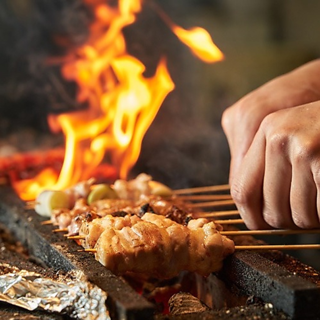 炭火の香ばしい香りと共に、焼き鳥・手羽先を存分に堪能できる「名駅串右衛門」