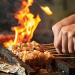 炭火の香ばしい香りと共に、焼き鳥・手羽先を存分に堪能できる「名駅串右衛門」