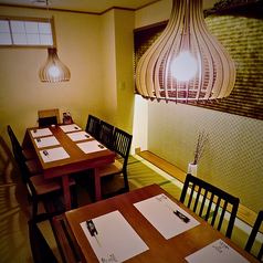 4名様と6名様までご利用可能なテーブル席(連結可能、最大10名様まで利用可能)。モダンでゆとりのある和空間が広がり、落ち着いた雰囲気の中でお食事を味わうことができます。【プライベート宴会、女子会、デートでのご利用に◎】