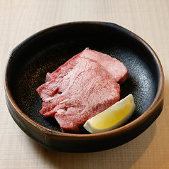 【和牛タンの絶妙な焼き加減】香ばしくジューシー、塩で味わう旨み際立つ一品の写真