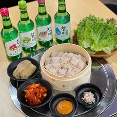 みんなで料理を囲む韓国酒場