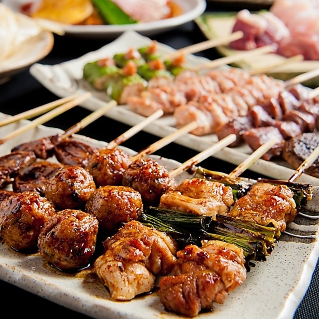 炭火の香ばしい香りと共に、焼き鳥・手羽先を存分に堪能できる「名駅串右衛門」