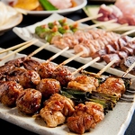 炭火の香ばしい香りと共に、焼き鳥・手羽先を存分に堪能できる「名駅串右衛門」