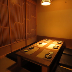 誕生日や記念日など、大切なご会食にも最適な個室空間。扉付き完全個室となり、プライベートなお食事にも安心してお過ごしいただけます。品がありながらも和めるお席となっております。