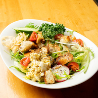 彩り鮮やか！サクッと食感の具だくさん特製サラダ