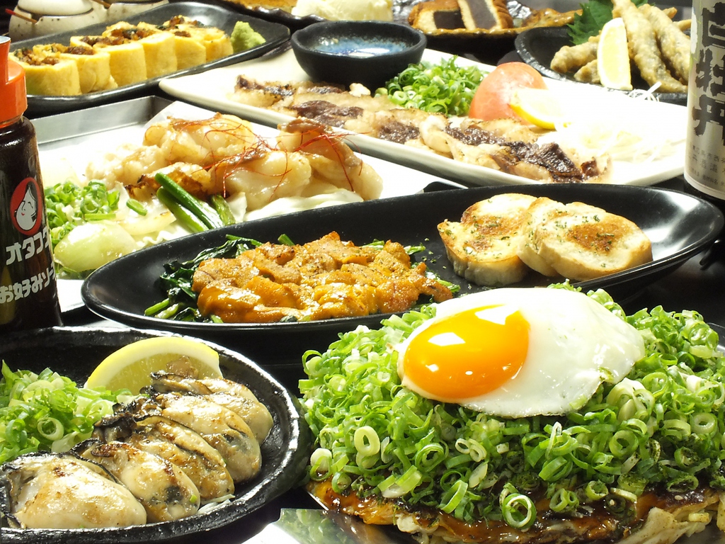 人気のお好み焼きをはじめ、牡蠣、ホルモンなどご当地食材が楽しめる飲み放題付きコースは4000円～