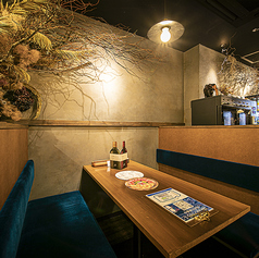 木を基調とした落ち着きのある店内に、温かみのある照明が照らす店内です。大・中・小様々な大きさのドライフラワーが装飾されており、SNS映え間違いなしです♪