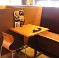 2名様～4名様までご利用いただけるテーブル席。仕切りがありますので、プライベートな空間で当店のコーヒーやお食事をお愉しみいただけます♪
