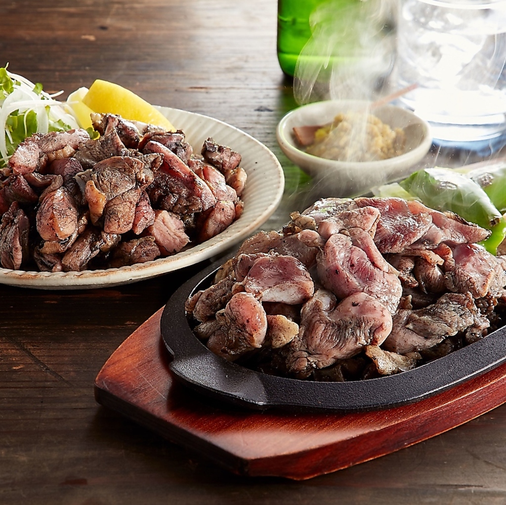 炭火の香ばしい香りと共に、焼き鳥・手羽先を存分に堪能できる「名駅串右衛門」