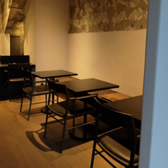 ゆったりご利用いただけるテーブル席