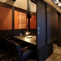 【焼肉エリア】椅子タイプの4名席　半個室として利用可。