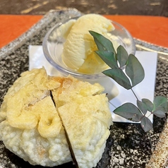揚げたていきなり団子のバニラアイス添え