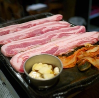 特製ダレが食欲をそそる厳選肉！