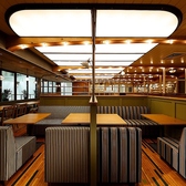 ゆったりくつろげるソファー席を多数含む全90席をご用意しております。木材を基調とした内装と柔らかな照明で、どの席も落ち着きのあるプライベートな空間を演出します。また、快適にお過ごしいただくため、店内は全面禁煙とさせていただいております。店外・屋外に専用の喫煙スペースをご用意しております。