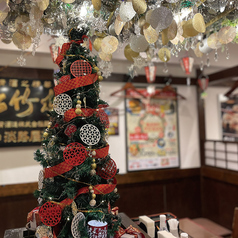 12月は【蕎麦屋のクリスマス】ツリーを囲む特別な席をご用意★ご予約も承ります♪・・・本物の囲炉裏を配した大テーブルはお一人様にもおすすめです。古い木の看板や情緒あふれる調度品などどこか懐かしい雰囲気のお席です。