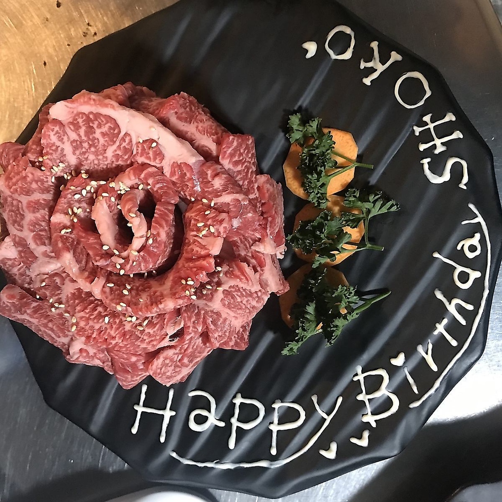 厳選された上質なお肉で祝うサプライズ！誕生日や記念日など特別な日を彩る肉ケーキも対応可能です◎