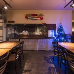 店内のメインルームは20名程度までが利用出来るオープンスペース。クリスマスツリーで雰囲気も○