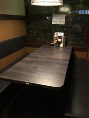テーブルのお席はお一人でのご利用も可能で最大6名様まですわることができます。